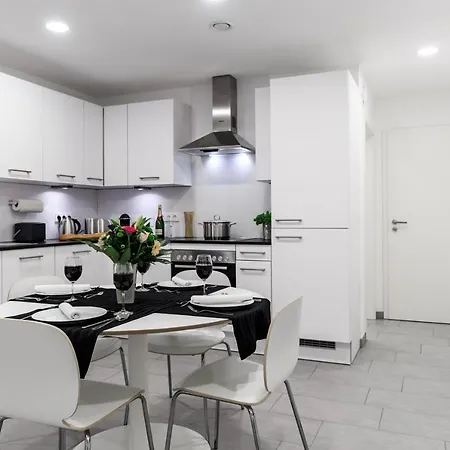 Apartment Westend mit 4-Zimmern, Aussenbereich und eigenem Parkplatz Friedrichshafen Exterior foto
