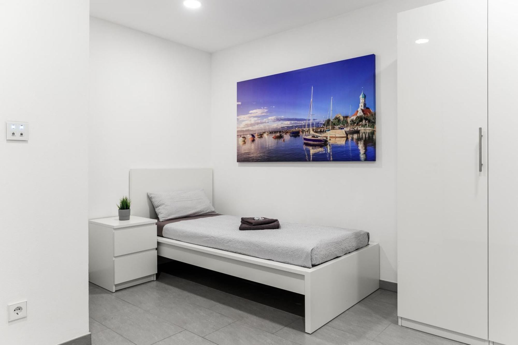 Auszeit Westend: Lakeside Retreat With 4 Bedrooms And Free Parking